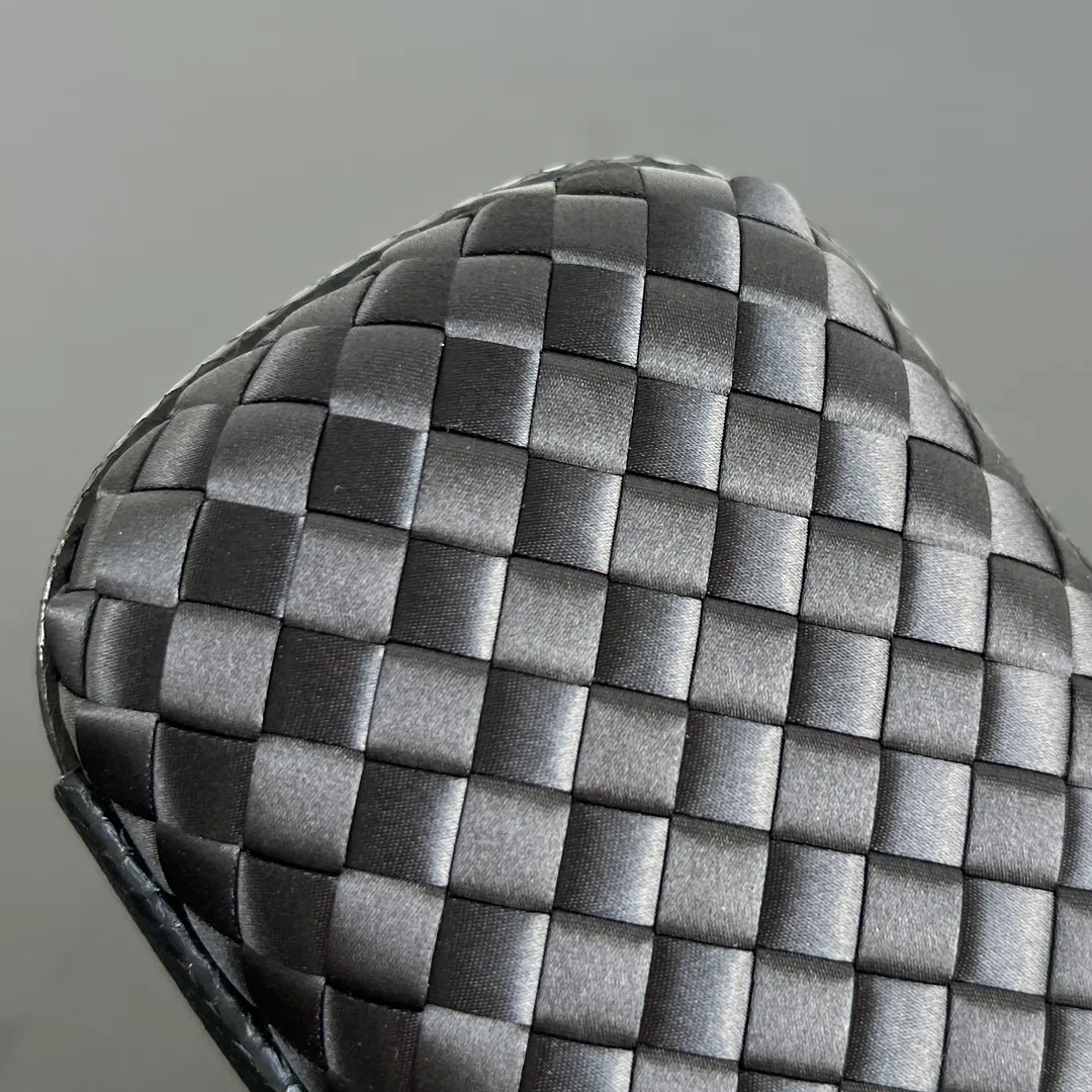 Batch 960 #BV Knot woven evening bag series~ (8651 16cm) Each bag reveals exquisite elegance💫Iconic classic silk weaving➕snake skin trim, with knot buckle, soft and delicate feel. The design is small and exquisite, low-key without logo, elegant and elegant. Paired with evening dress or cheongsam, it has the atmosphere of a famous and wealthy lady, full of aura and invincible texture💃 Dimensions: 16x10x5